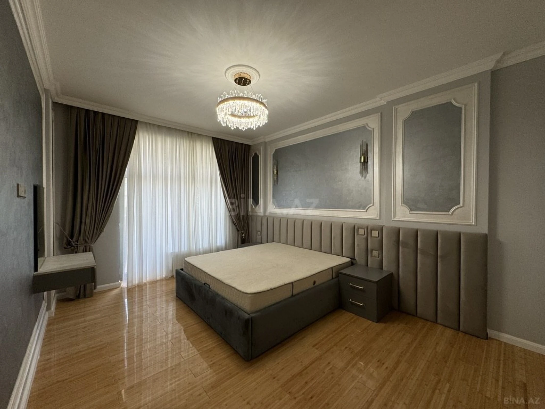Satılır 4 otaqlı mənzil 215 m²