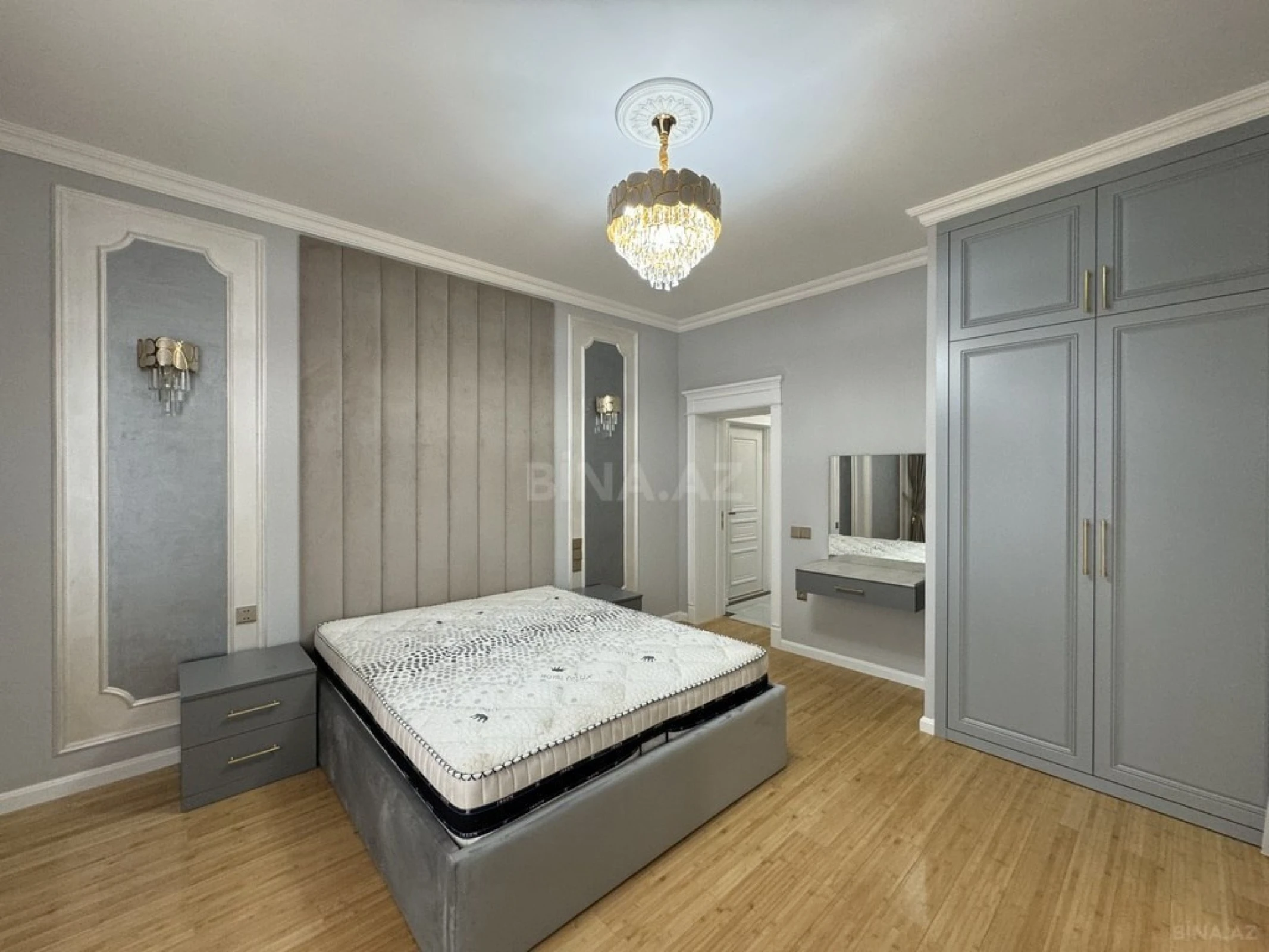 Satılır 4 otaqlı mənzil 215 m²