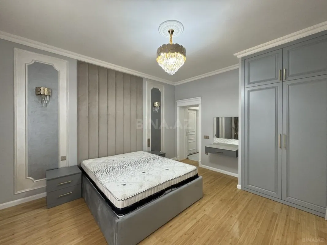 Satılır 4 otaqlı mənzil 215 m²
