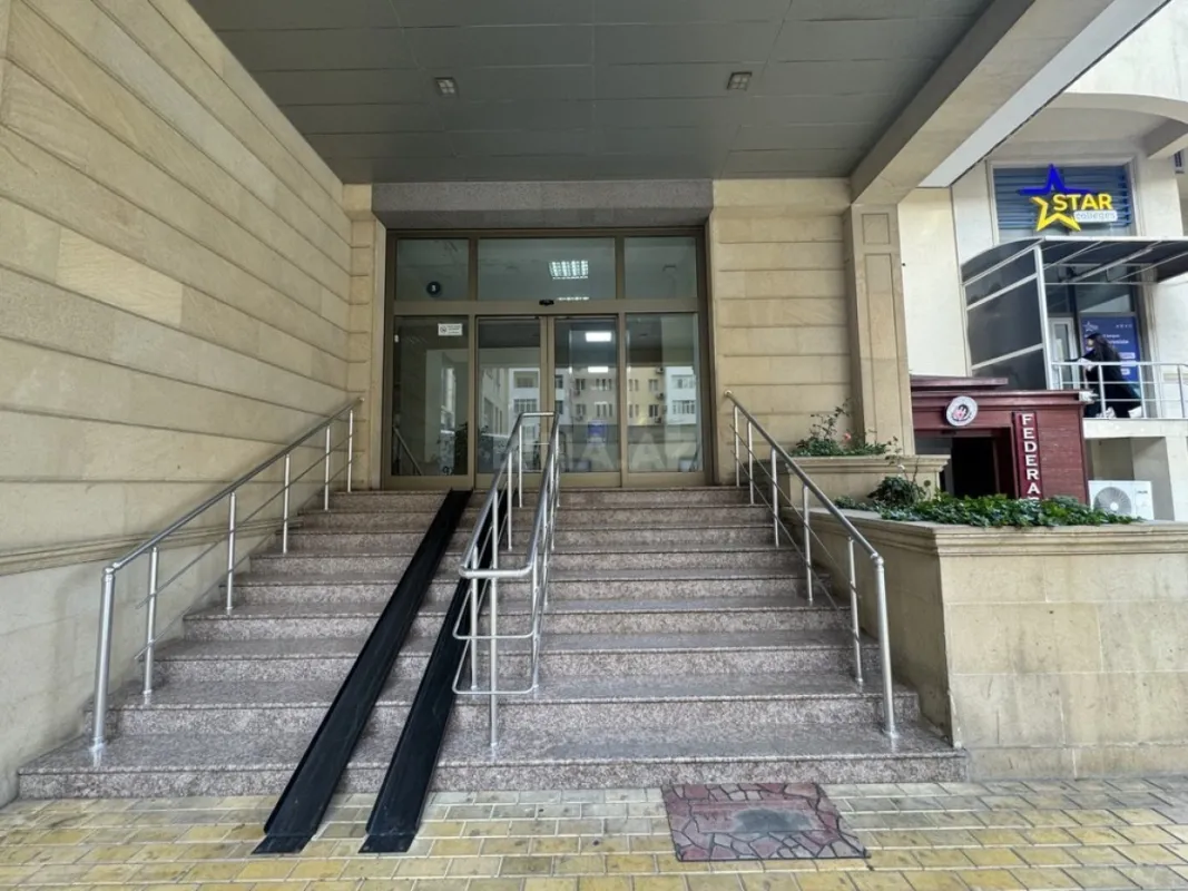 Satılır 4 otaqlı mənzil 215 m²