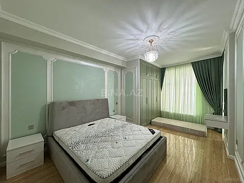 Satılır 4 otaqlı mənzil 215 m²