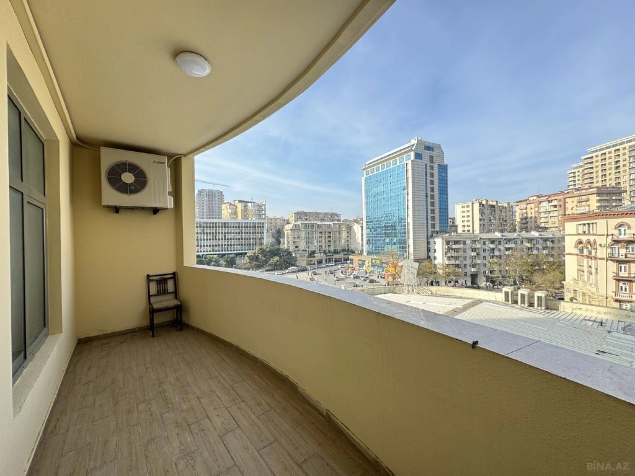 Satılır 4 otaqlı mənzil 215 m²