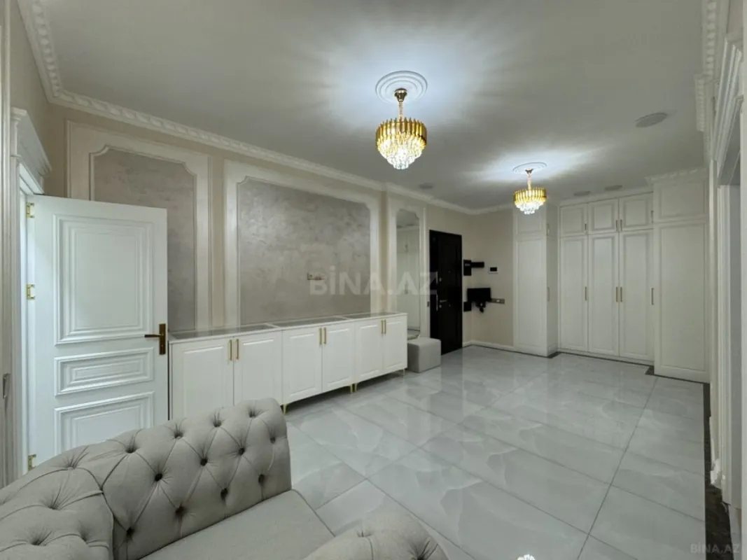 Satılır 4 otaqlı mənzil 215 m²