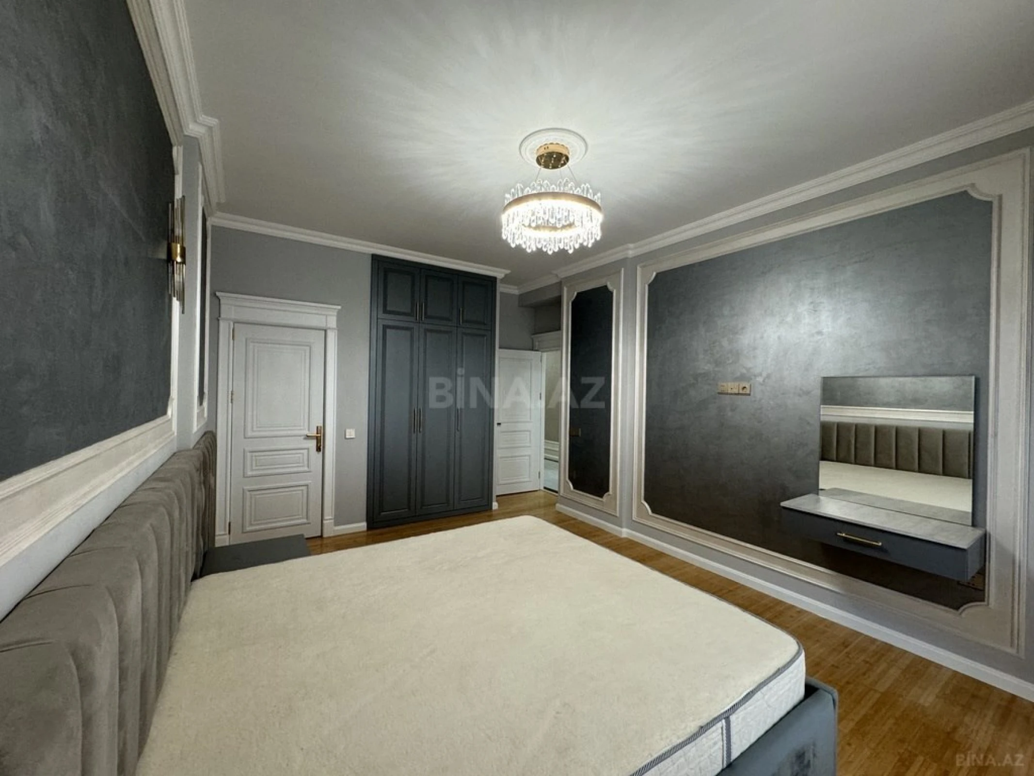 Satılır 4 otaqlı mənzil 215 m²