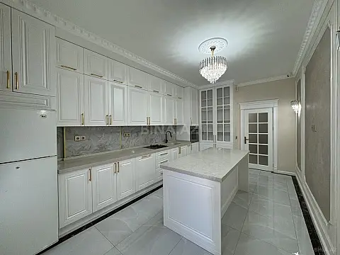 Satılır 4 otaqlı mənzil 215 m²