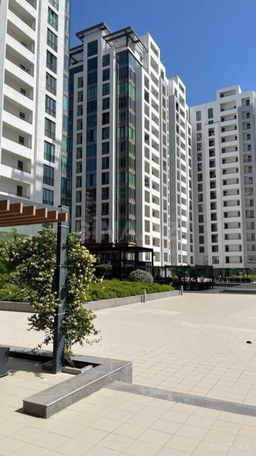 Satılır 5 otaqlı mənzil 280 m²