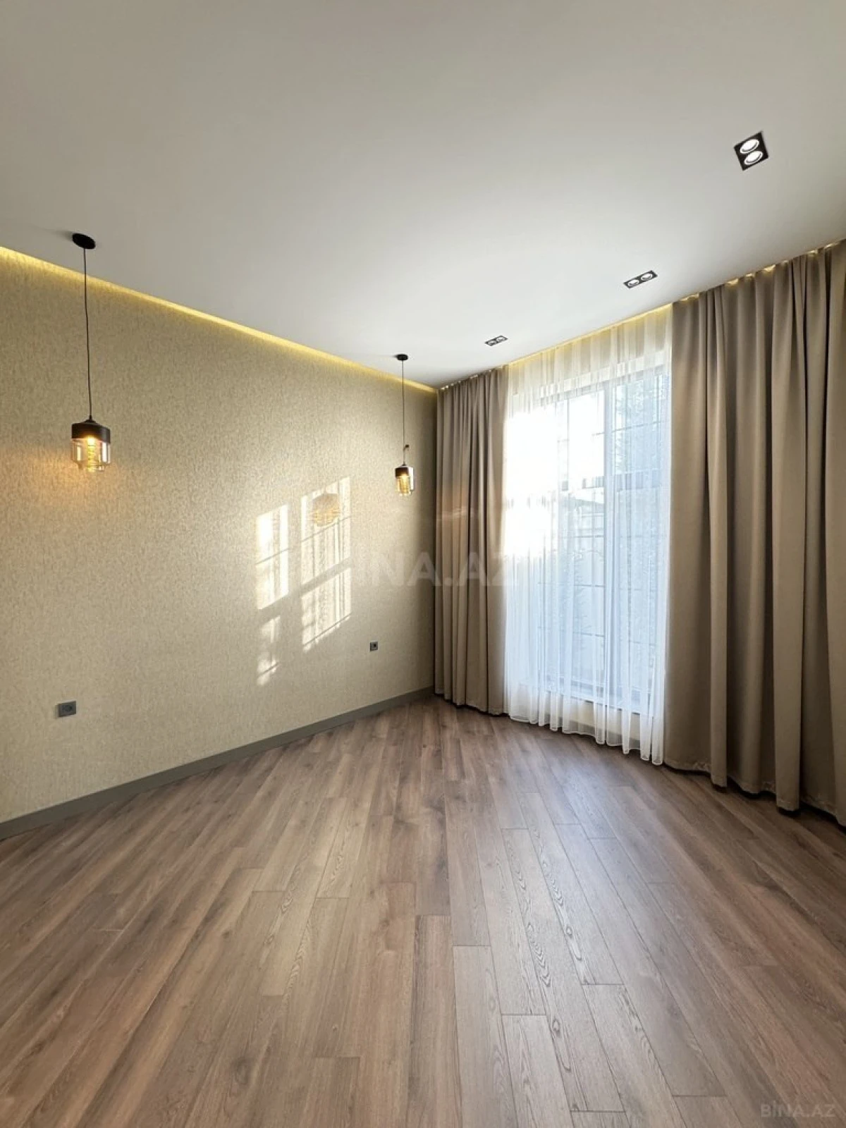 Satılır 6 otaqlı həyət evi 400 m²