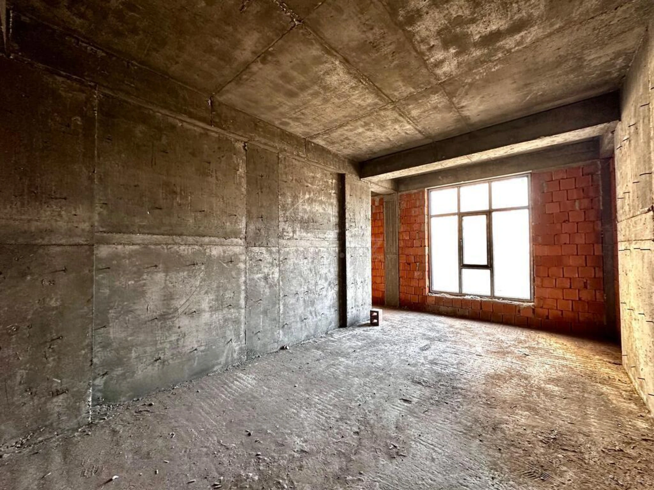 Satılır 2 otaqlı mənzil 112 m²