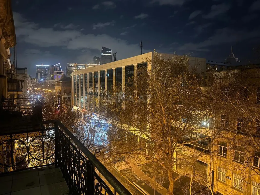 Satılır 3 otaqlı mənzil 215 m²