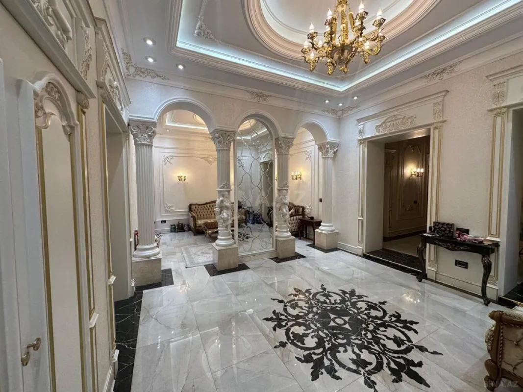 Satılır 3 otaqlı mənzil 215 m²