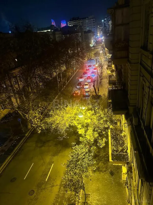 Satılır 3 otaqlı mənzil 215 m²