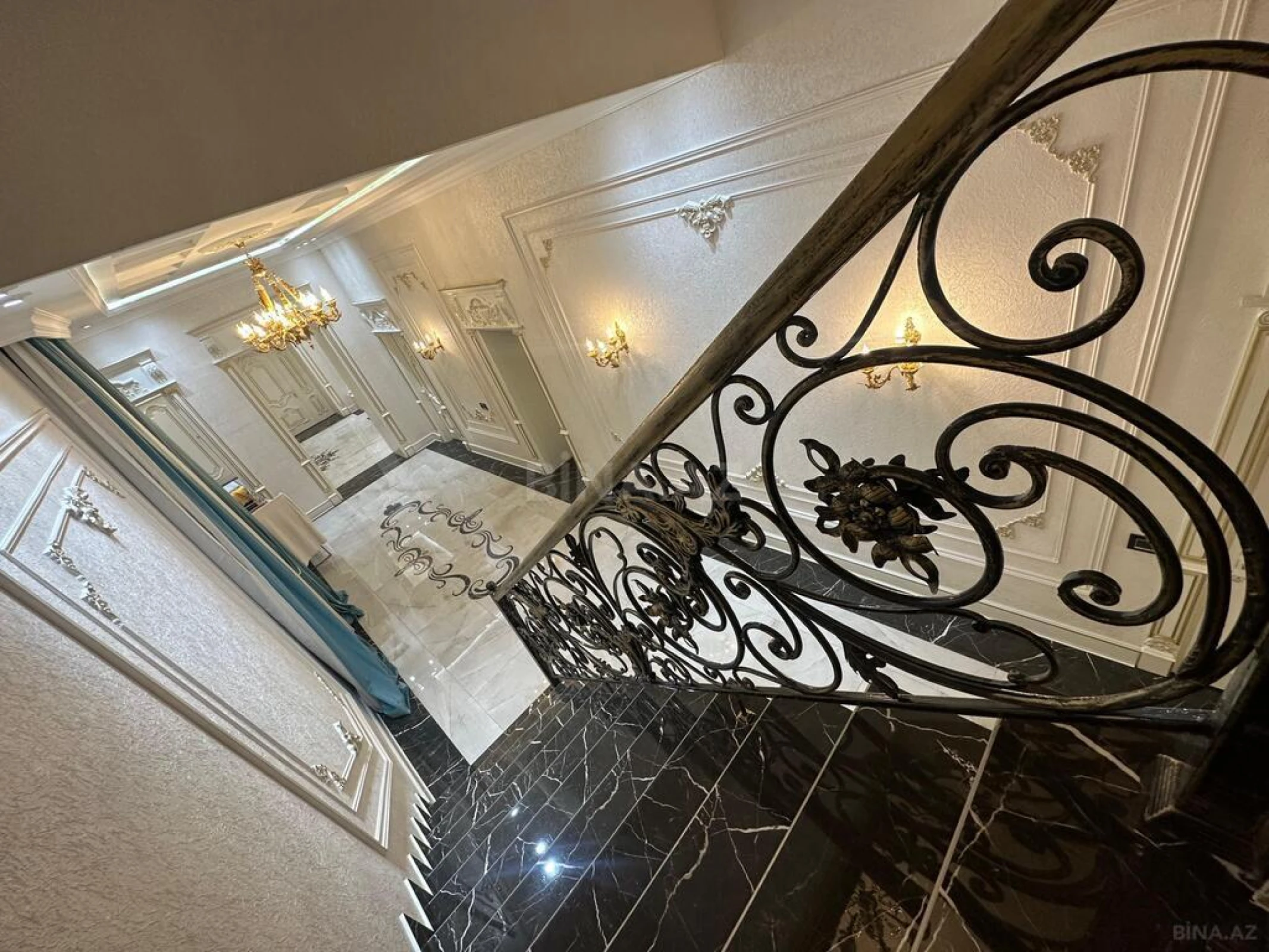 Satılır 3 otaqlı mənzil 215 m²