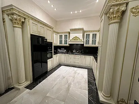 Satılır 3 otaqlı mənzil 215 m²