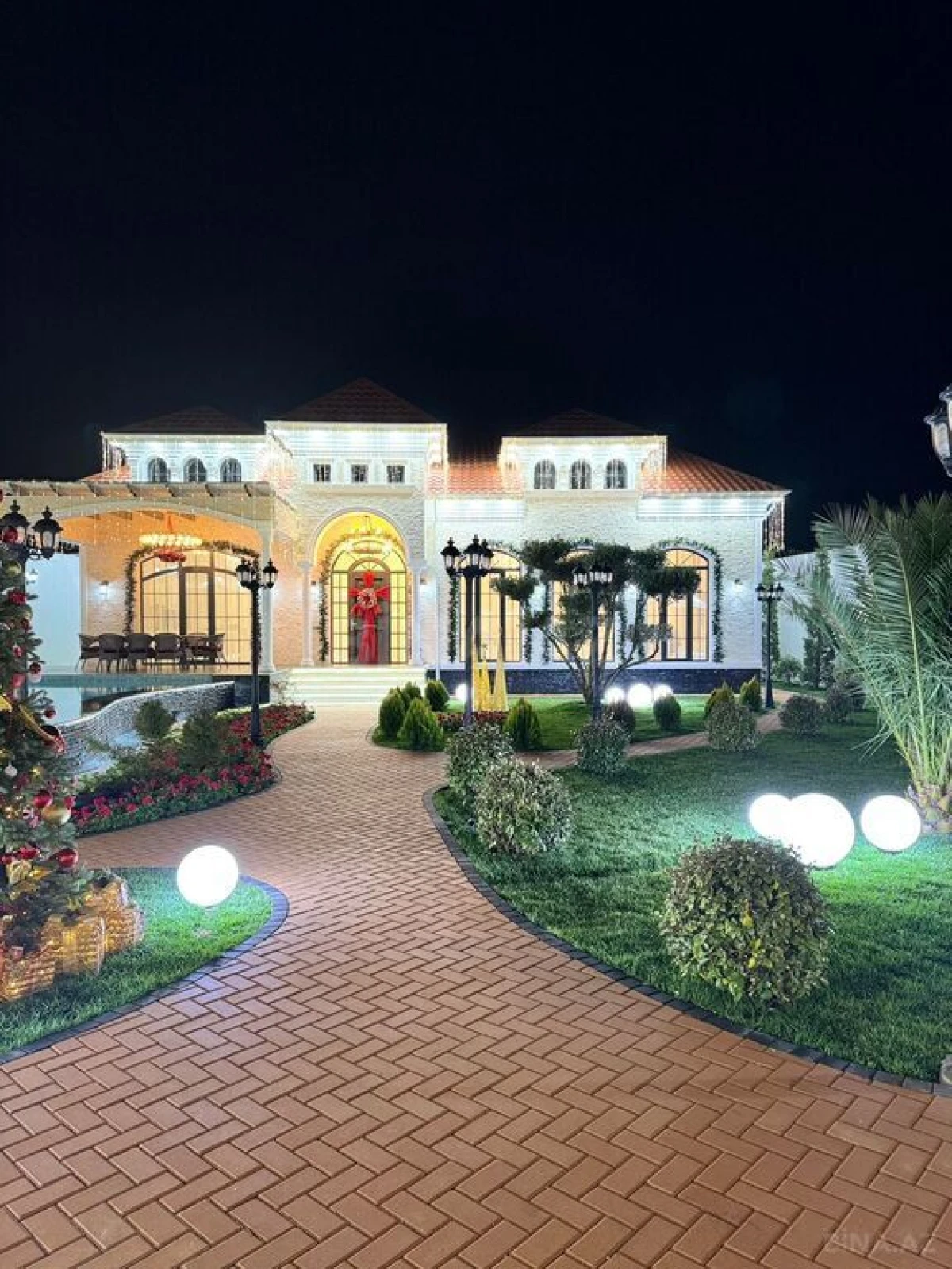 Satılır 5 otaqlı həyət evi 280 m²