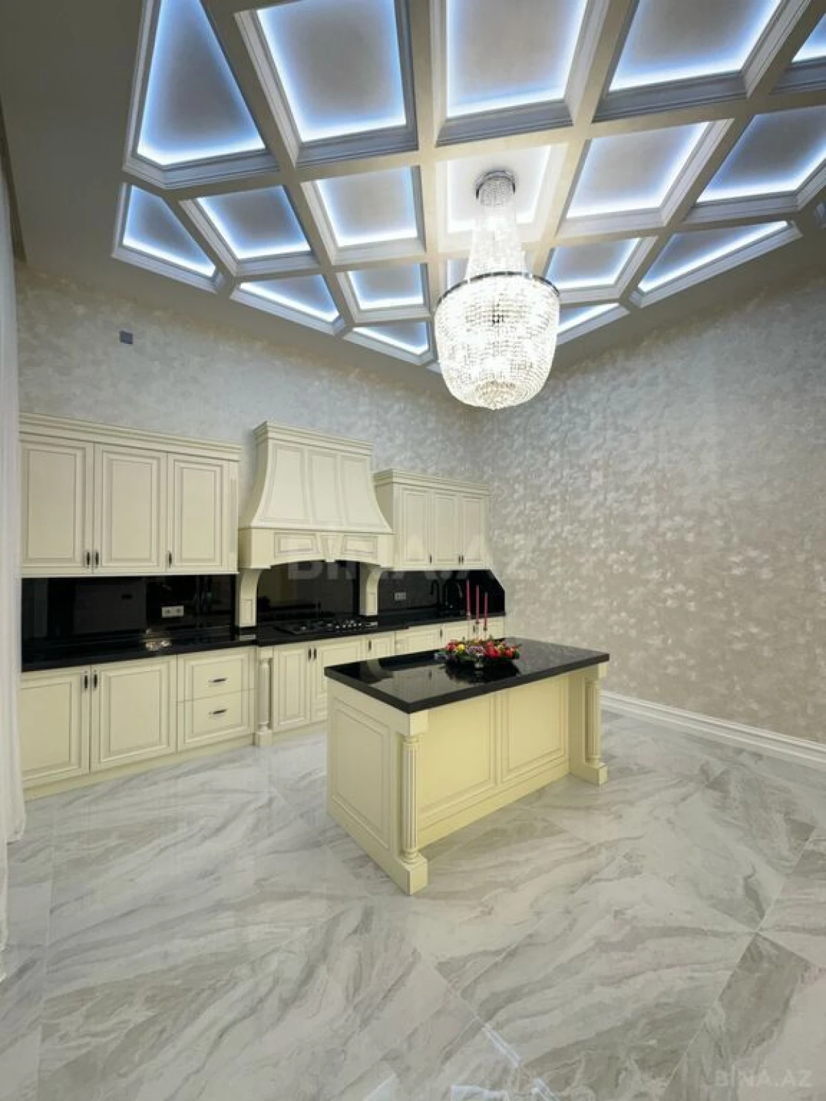 Satılır 5 otaqlı həyət evi 280 m²