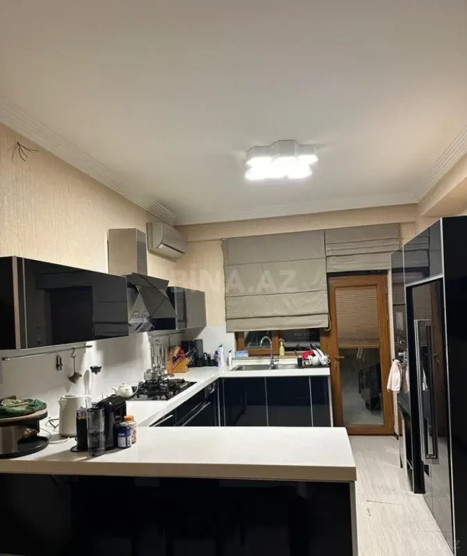 Satılır 4 otaqlı mənzil 190 m²
