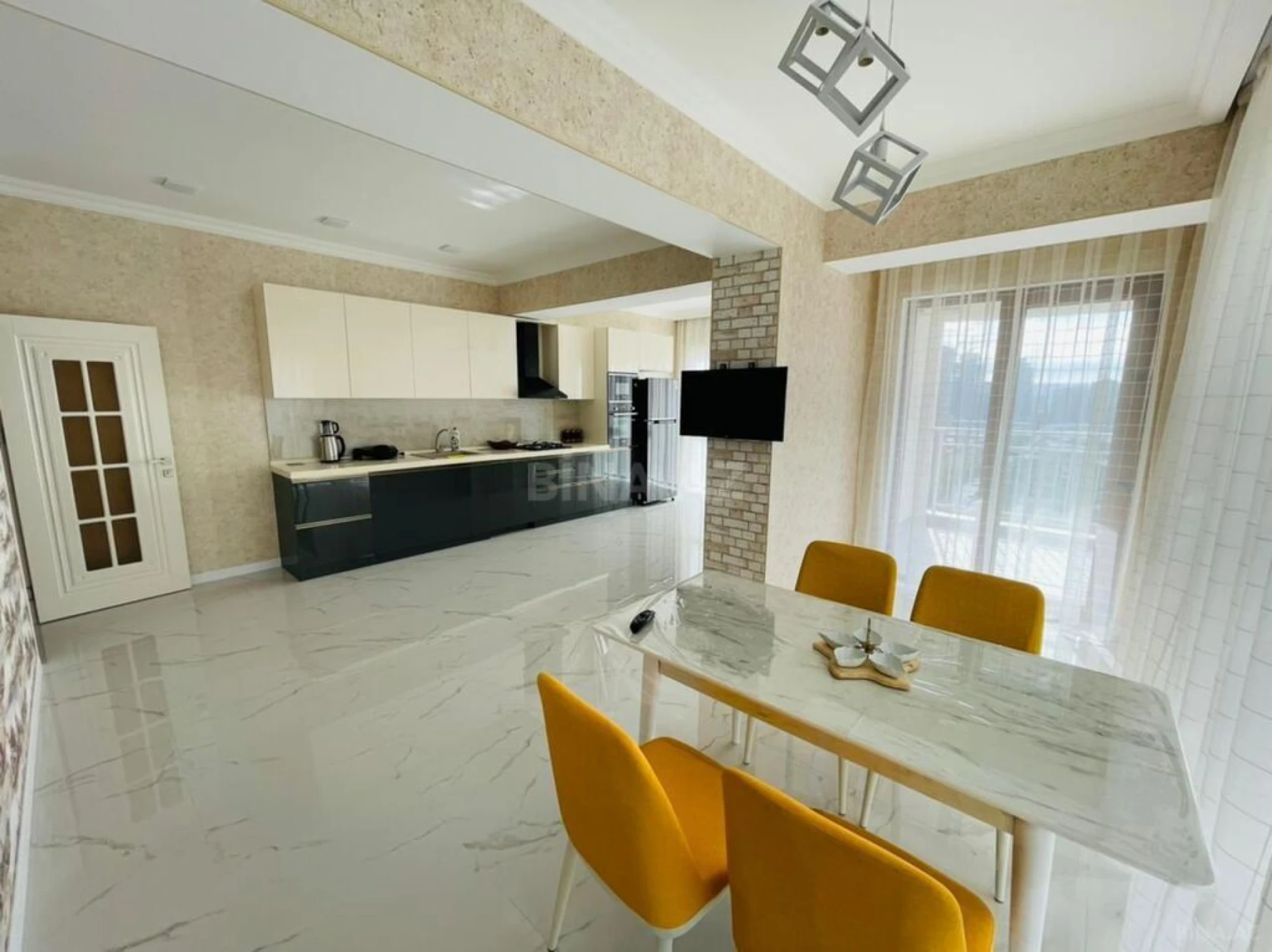 Kirayə verilir 4 otaqlı mənzil 180 m²