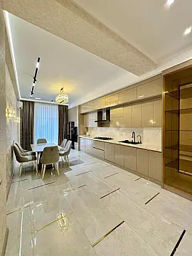 Kirayə verilir 4 otaqlı mənzil 250 m²
