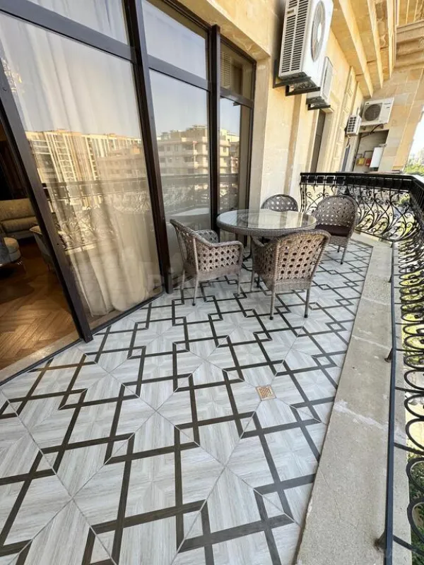 Kirayə verilir 4 otaqlı mənzil 250 m²