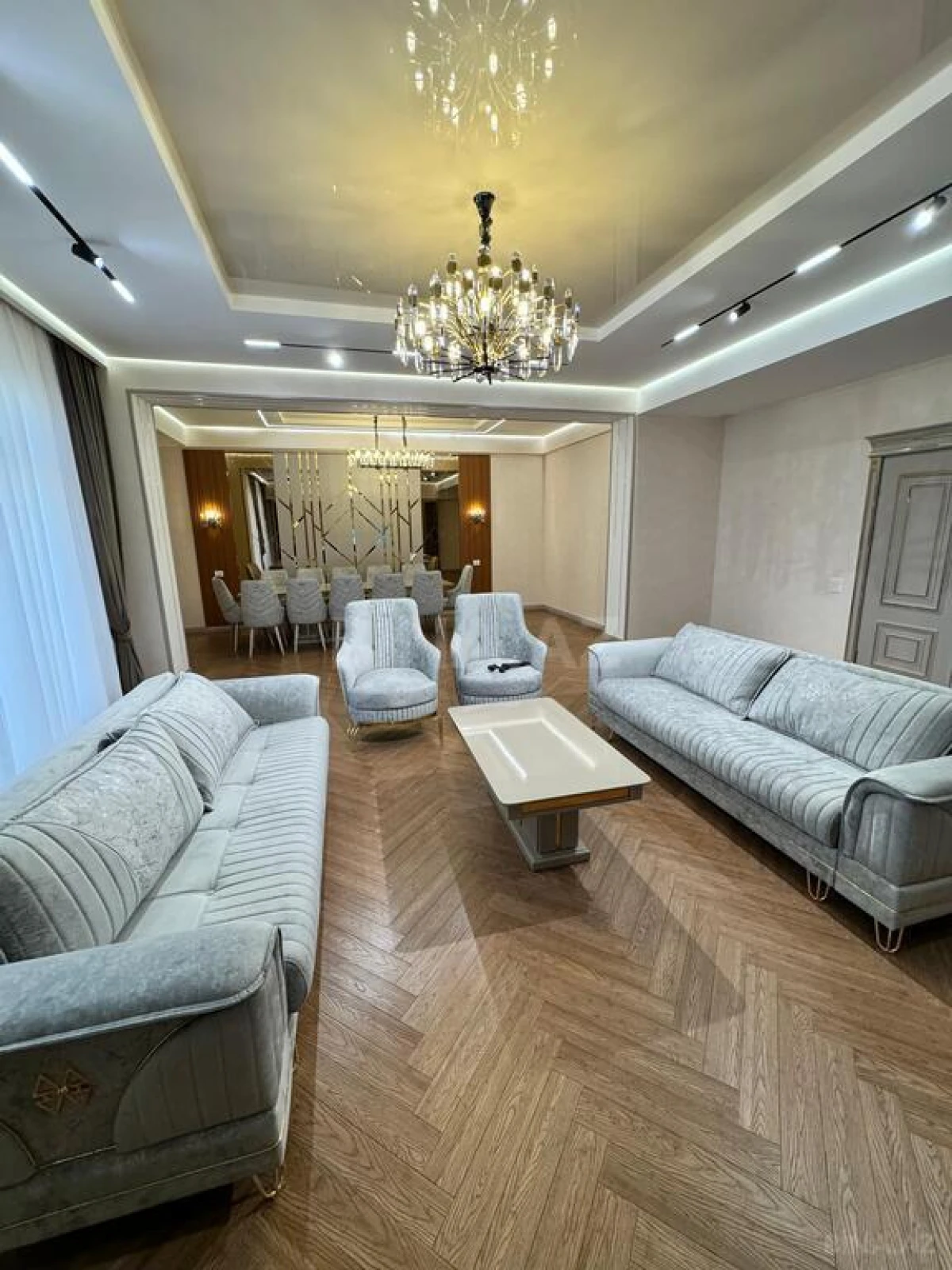 Kirayə verilir 4 otaqlı mənzil 250 m²
