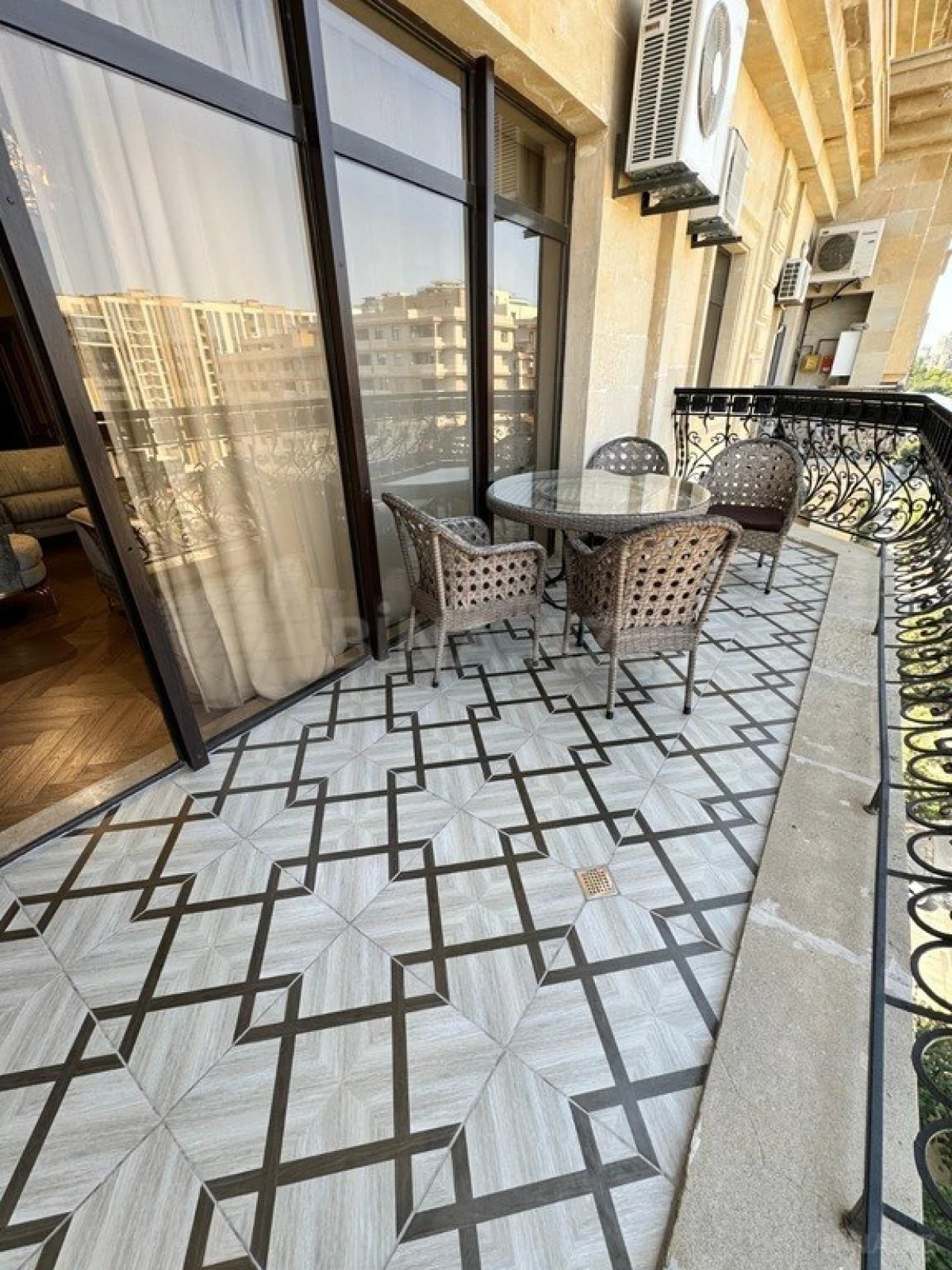 Kirayə verilir 4 otaqlı mənzil 255 m²