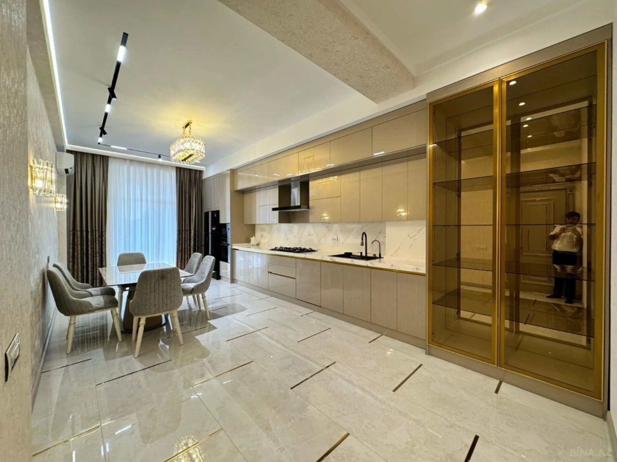 Kirayə verilir 4 otaqlı mənzil 255 m²