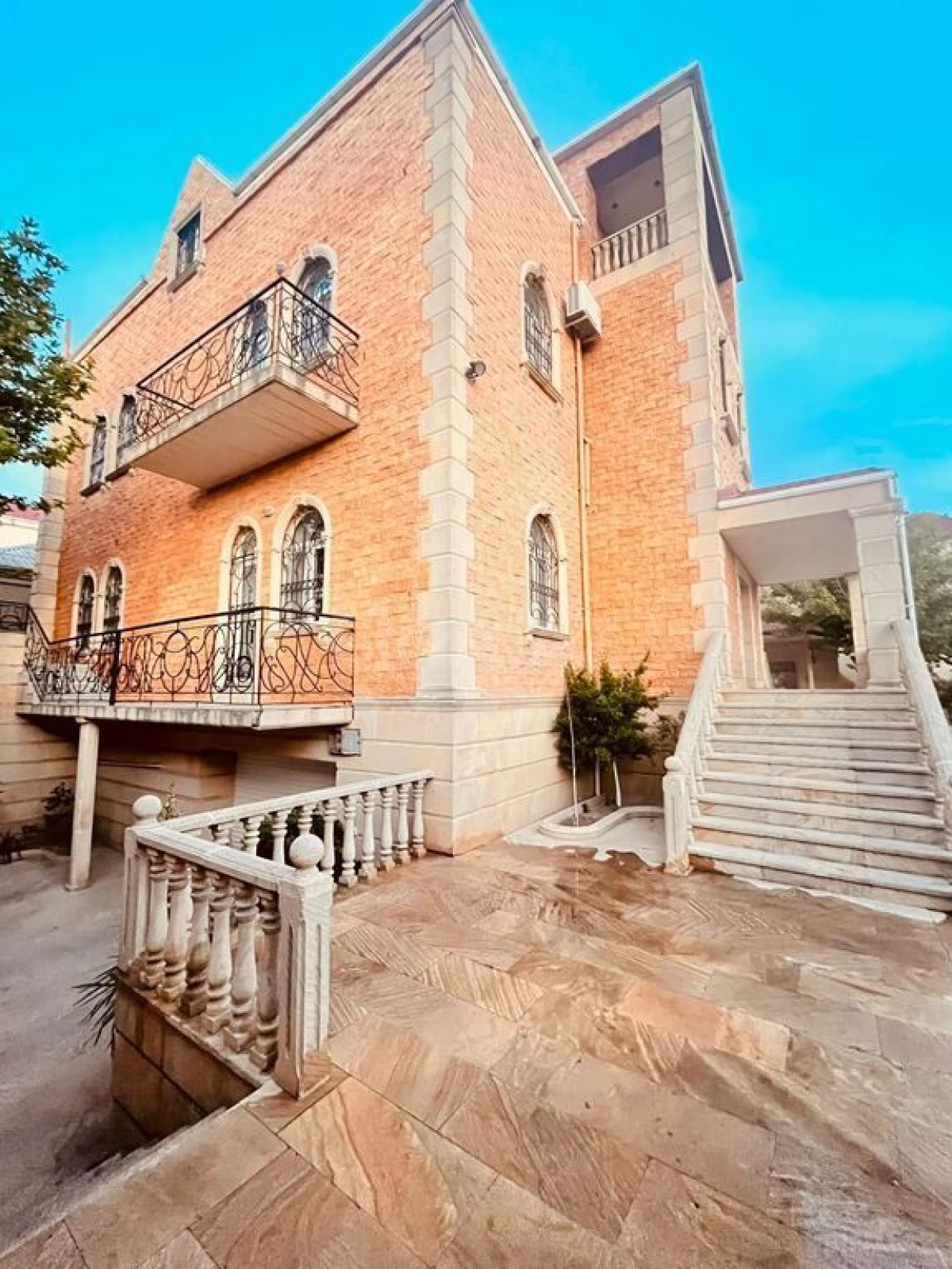 Satılır 7 otaqlı həyət evi 450 m²