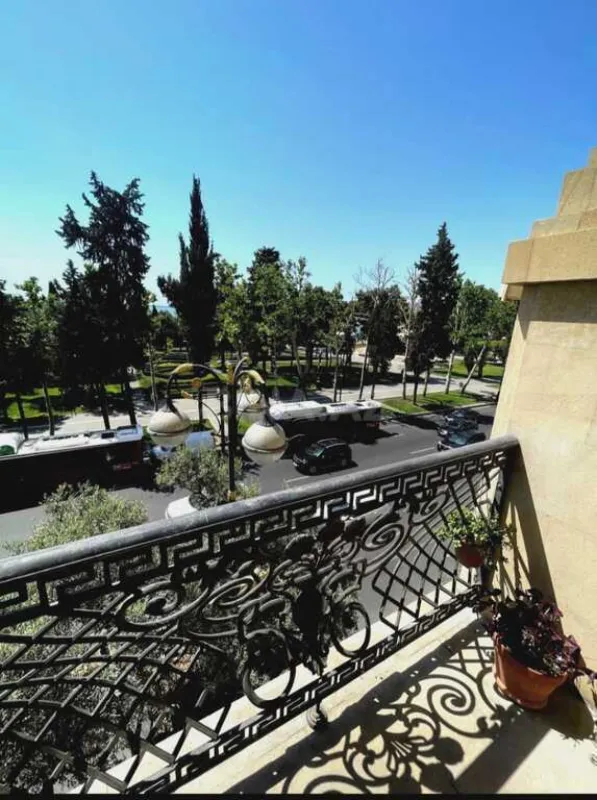 Satılır 4 otaqlı mənzil 150 m²