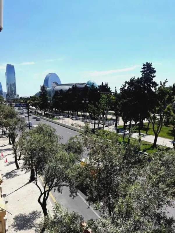 Satılır 4 otaqlı mənzil 150 m²