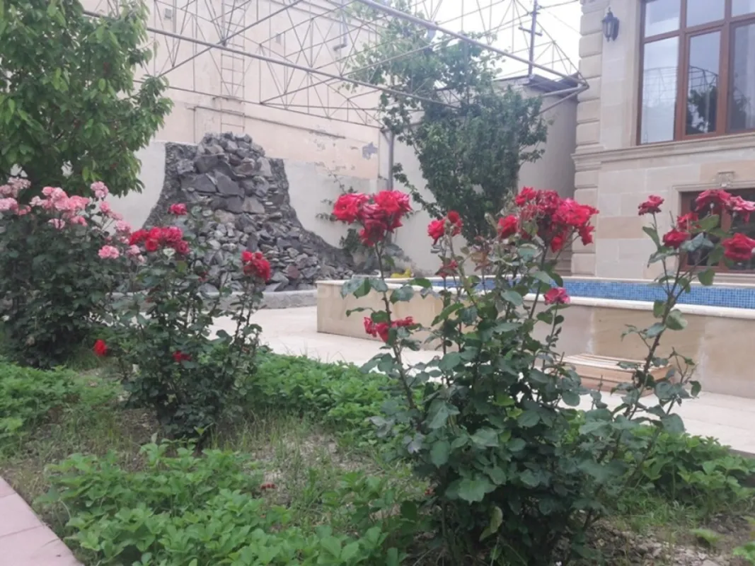 Satılır 6 otaqlı həyət evi 450 m²