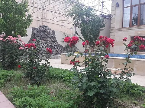 Satılır 6 otaqlı həyət evi 450 m²