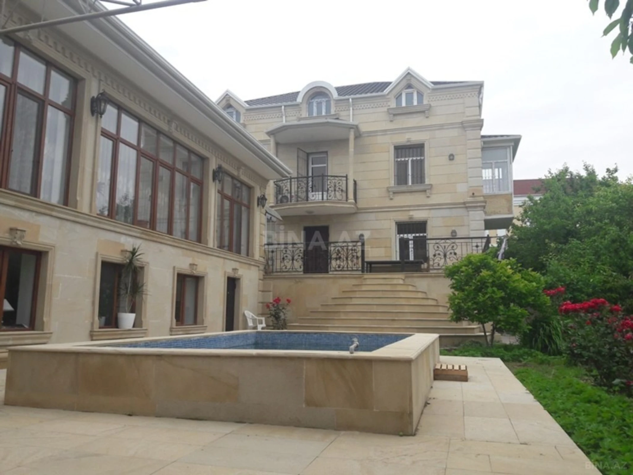 Satılır 6 otaqlı həyət evi 450 m²