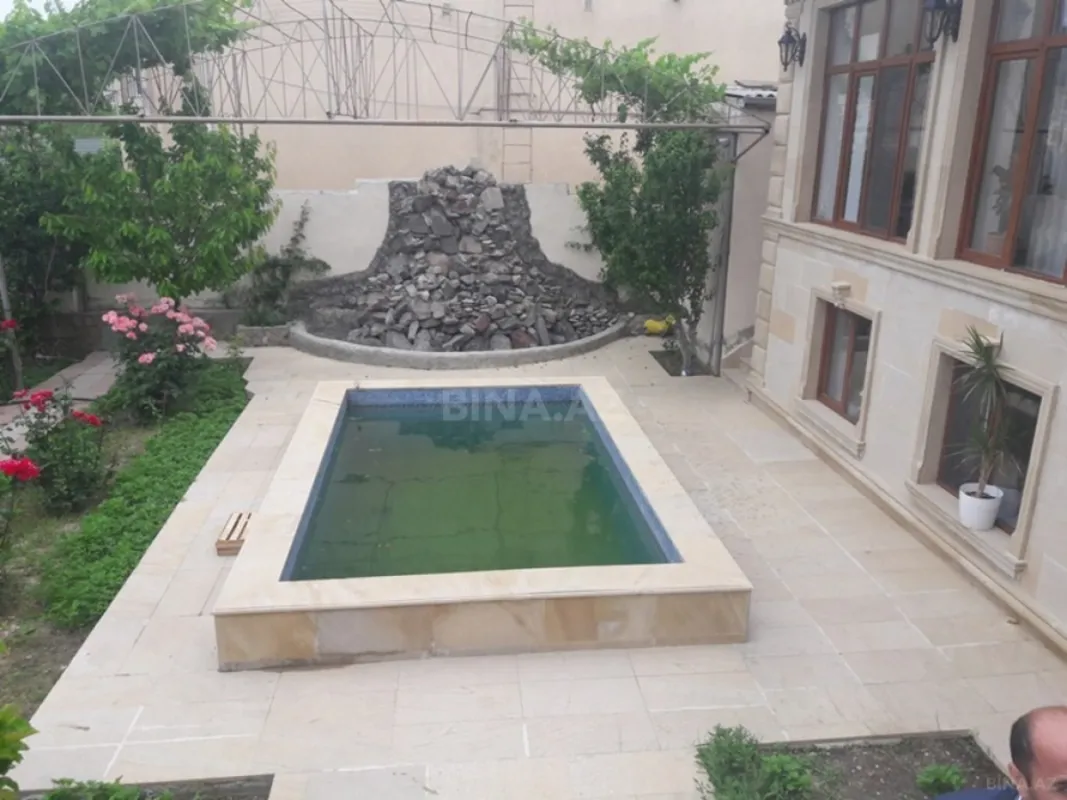 Satılır 6 otaqlı həyət evi 450 m²