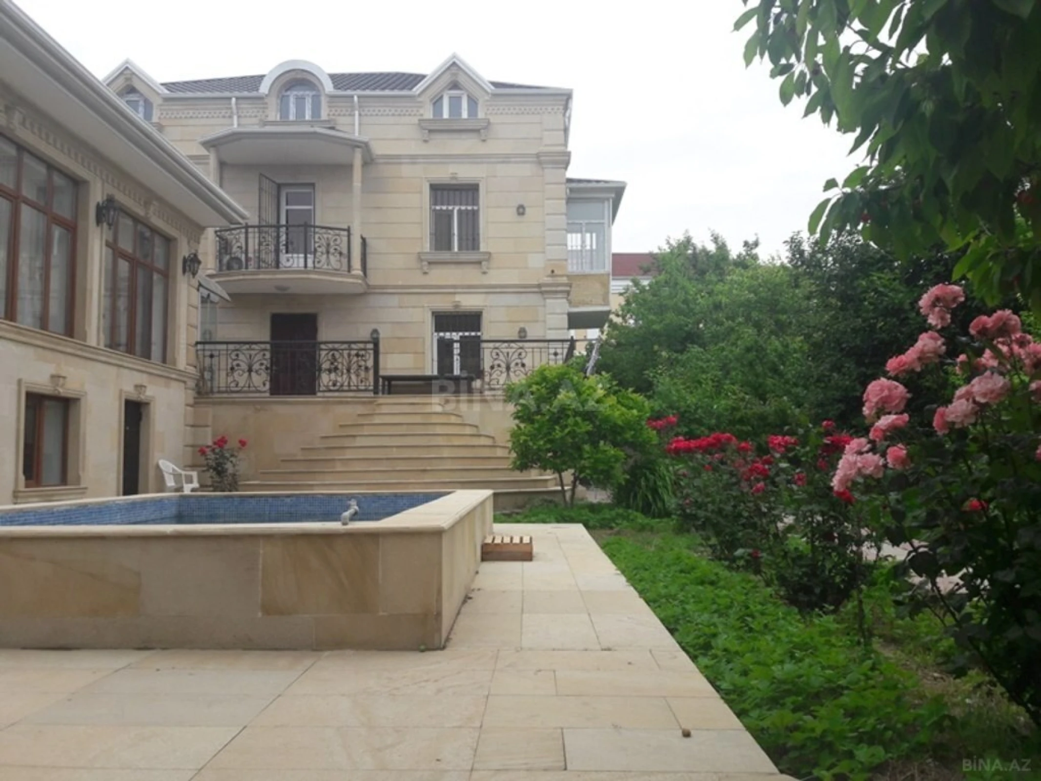 Satılır 6 otaqlı həyət evi 450 m²