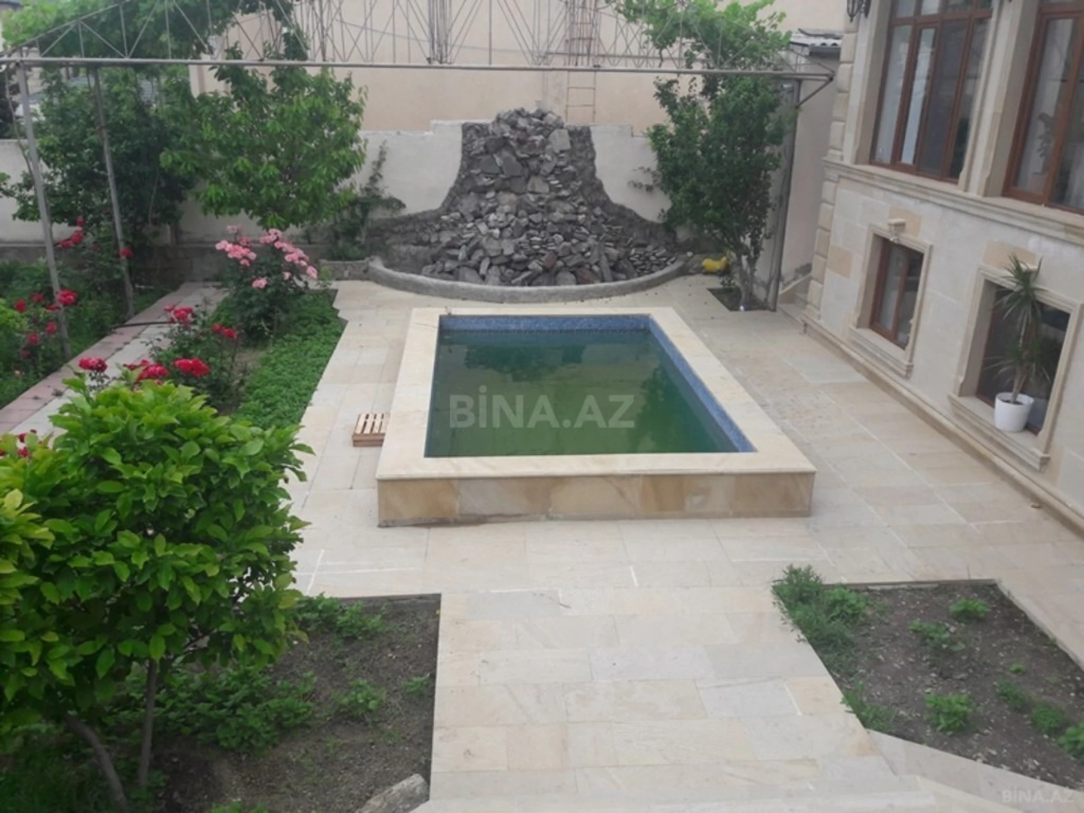 Satılır 6 otaqlı həyət evi 450 m²