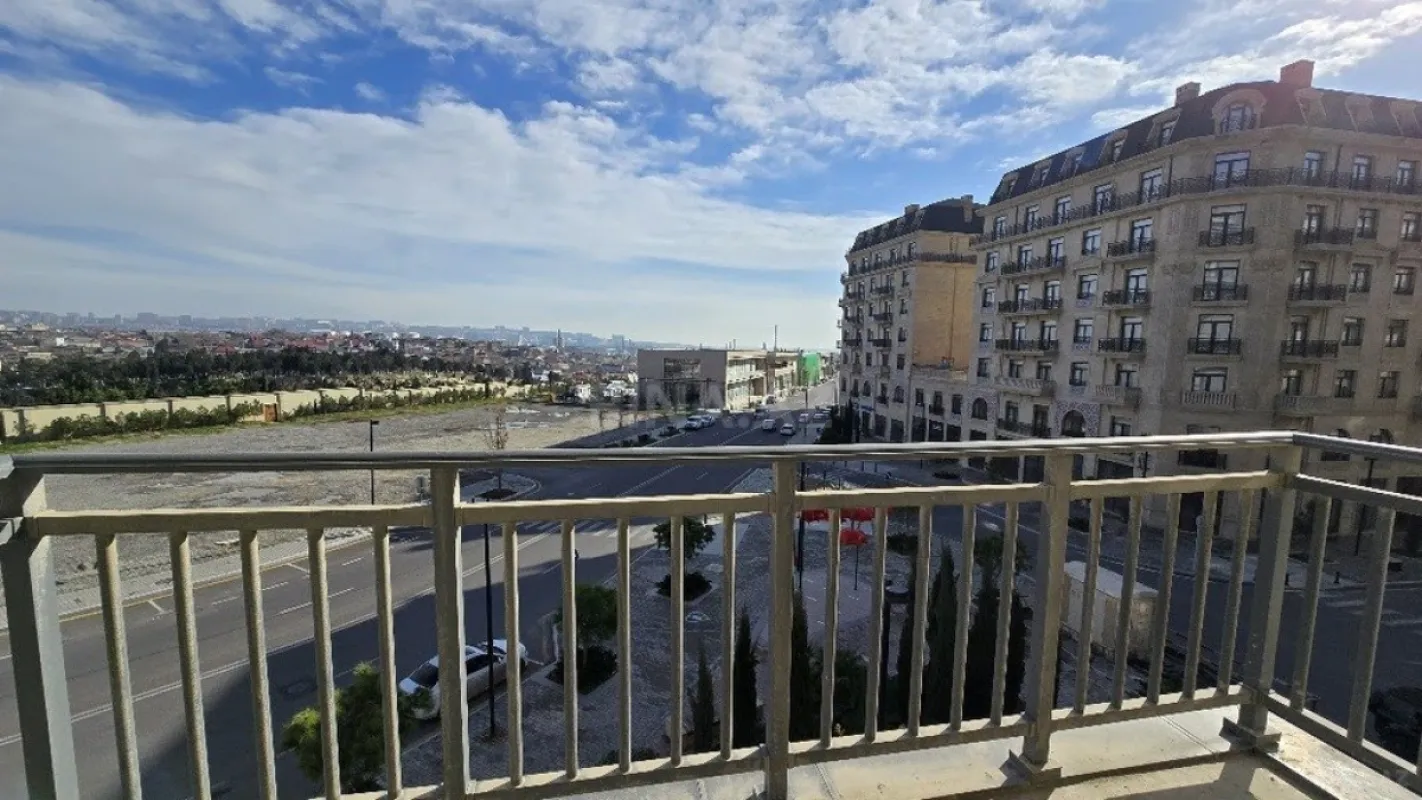 Satılır 4 otaqlı mənzil 206 m²
