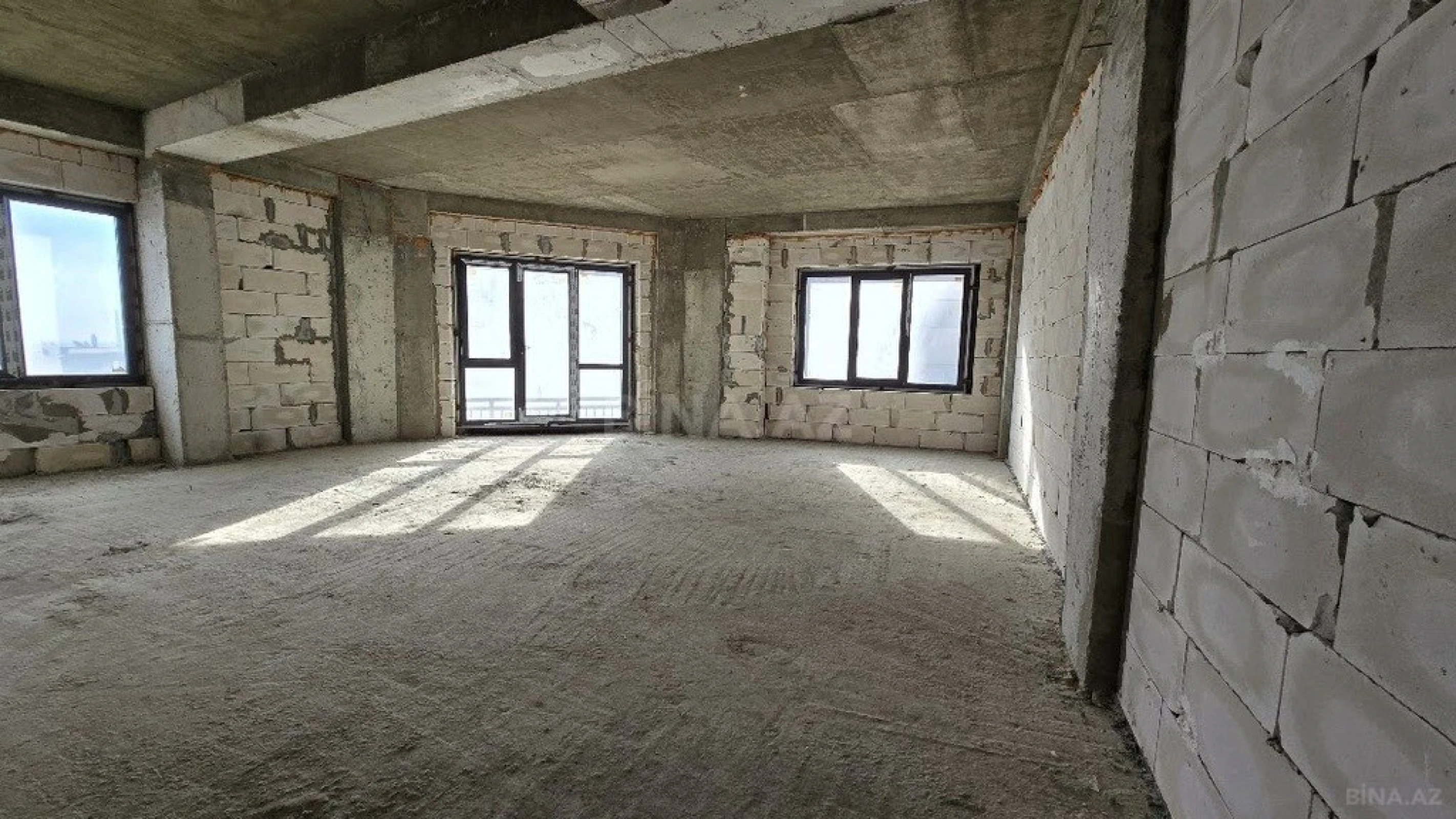 Satılır 4 otaqlı mənzil 206 m²