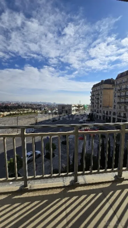 Satılır 4 otaqlı mənzil 206 m²