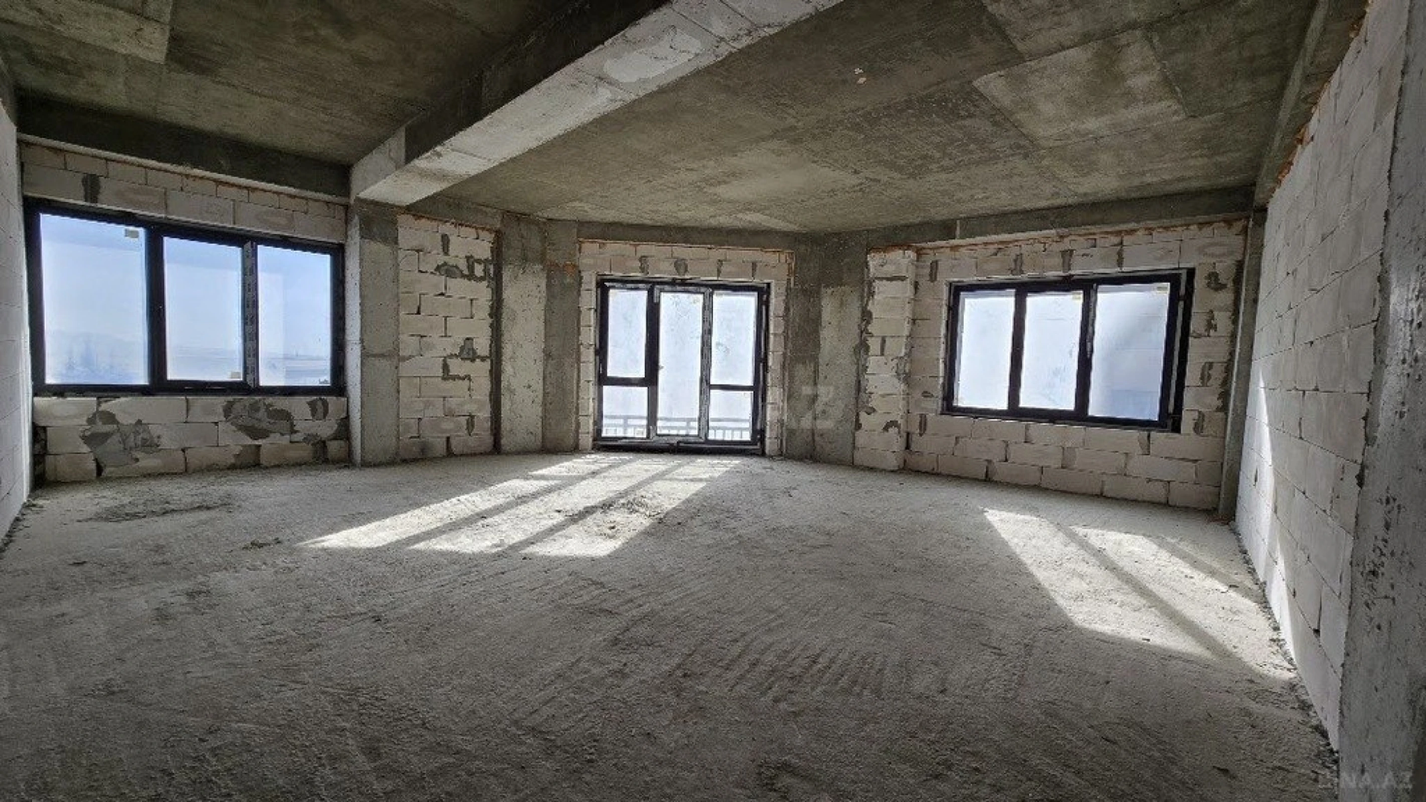 Satılır 4 otaqlı mənzil 206 m²