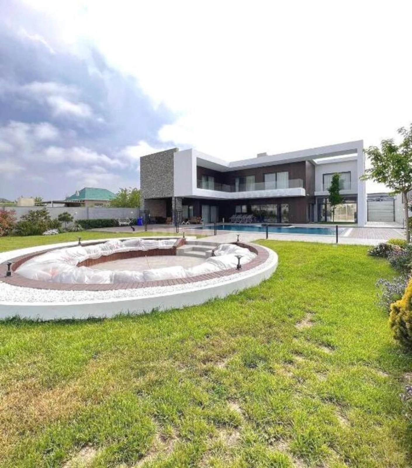 Satılır 7 otaqlı həyət evi 370 m²