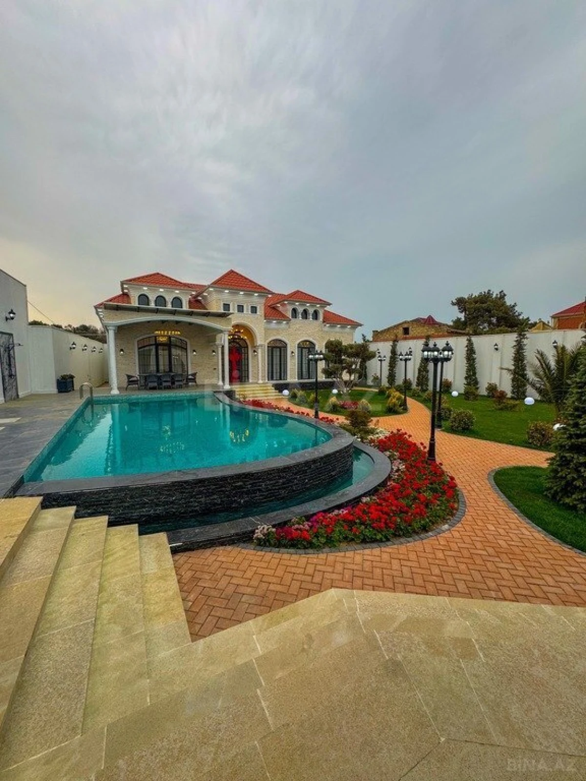 Satılır 5 otaqlı həyət evi 280 m²