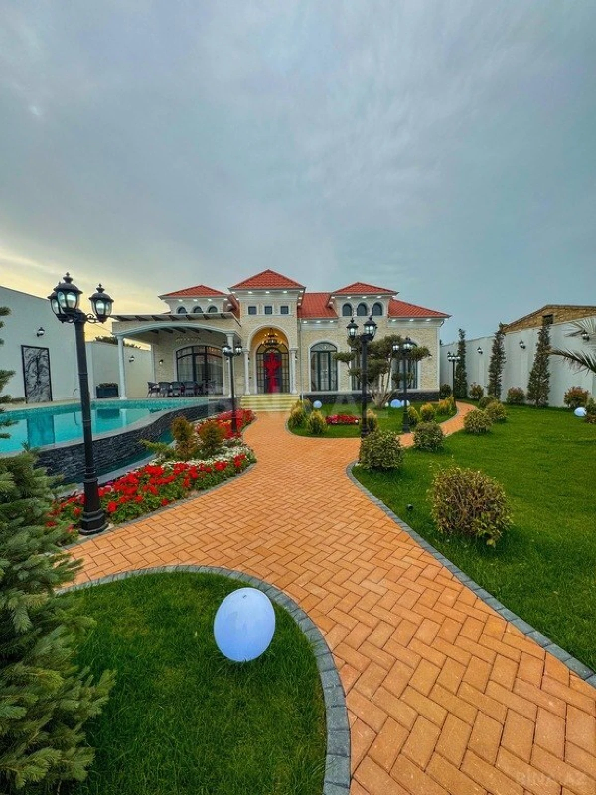 Satılır 5 otaqlı həyət evi 280 m²