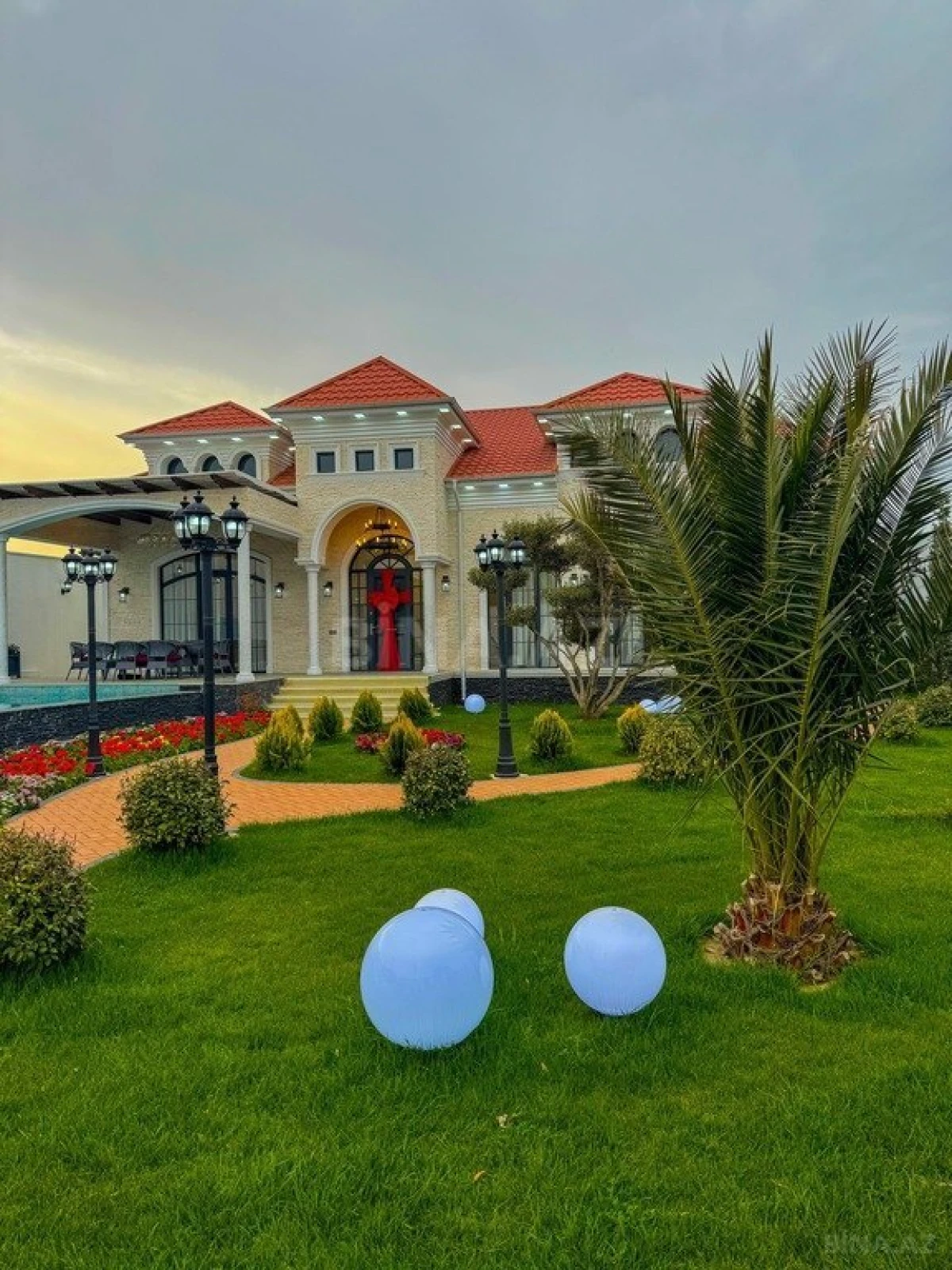 Satılır 5 otaqlı həyət evi 280 m²