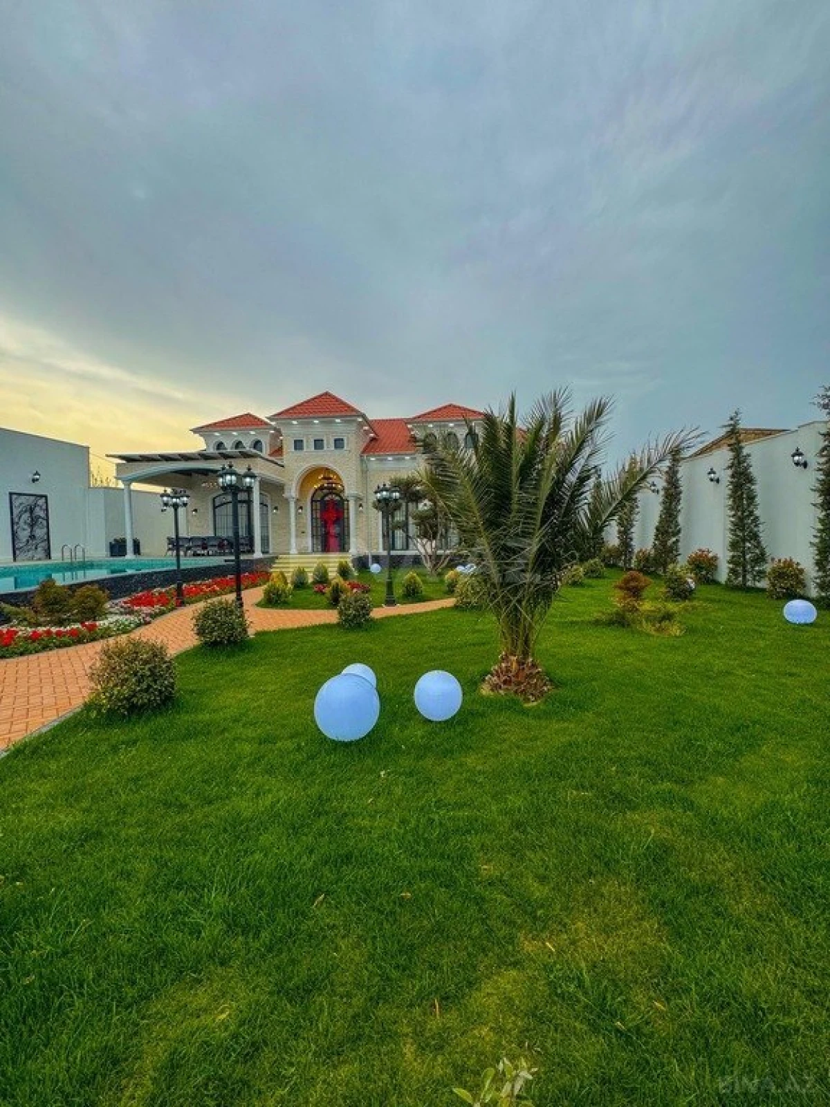 Satılır 5 otaqlı həyət evi 280 m²