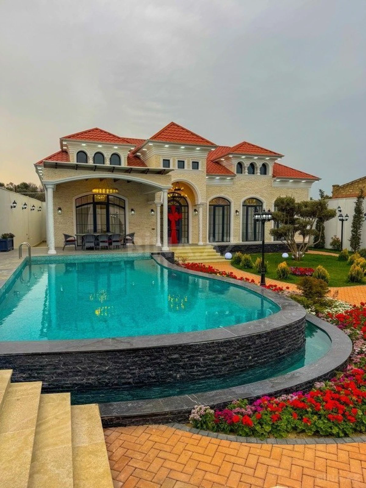 Satılır 5 otaqlı həyət evi 280 m²