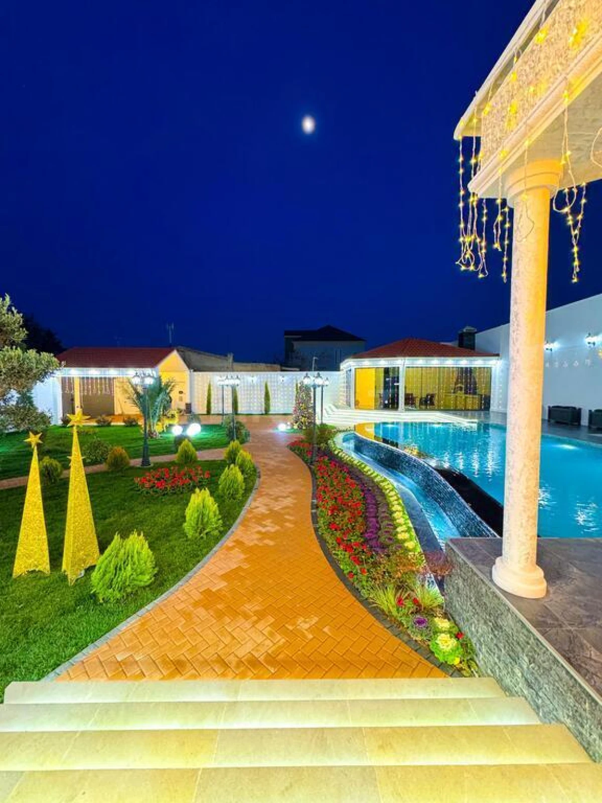 Satılır 5 otaqlı həyət evi 280 m²