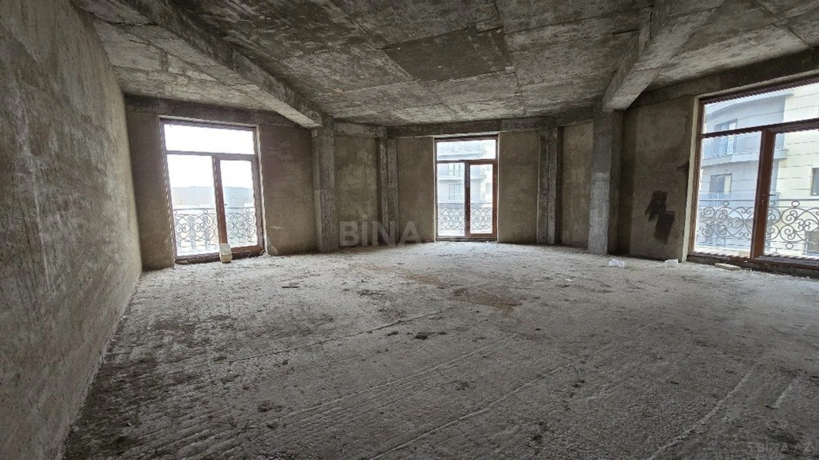 Satılır 4 otaqlı mənzil 209 m²