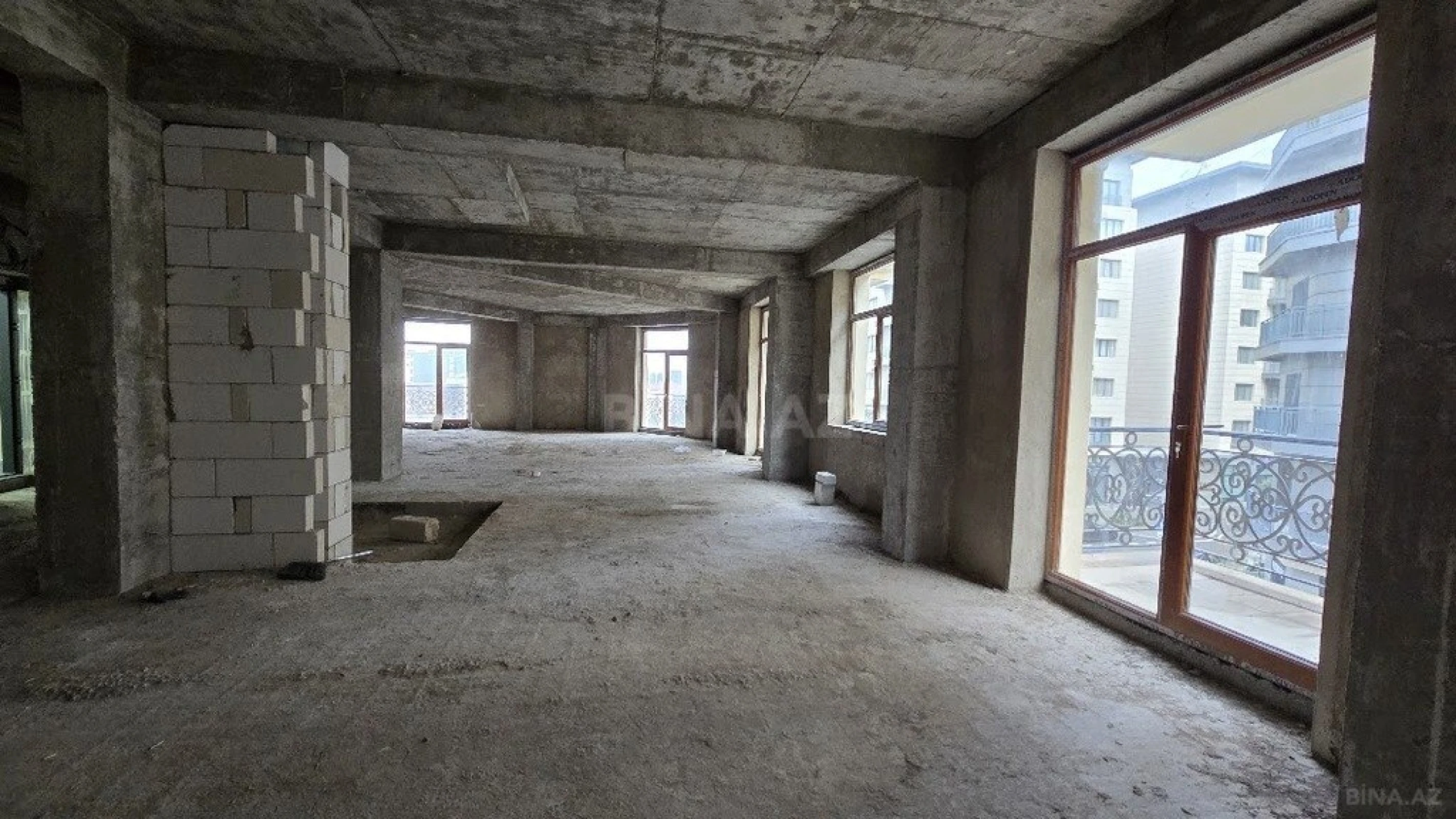 Satılır 4 otaqlı mənzil 209 m²