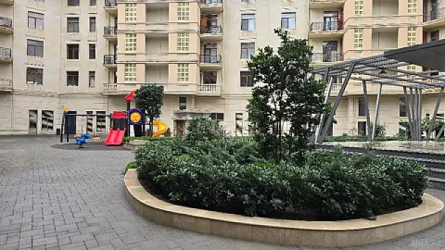 Satılır 4 otaqlı mənzil 209 m²