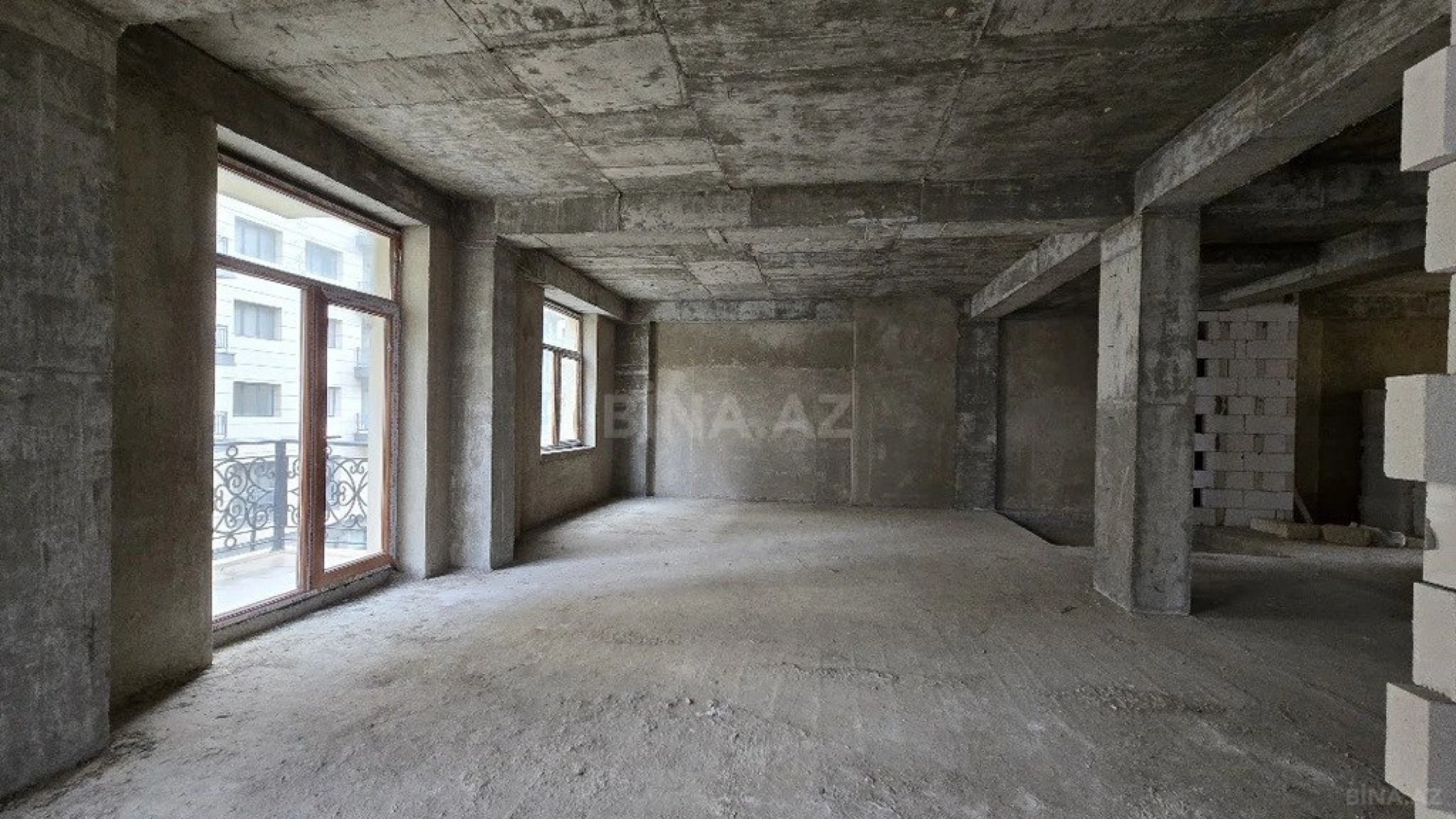 Satılır 4 otaqlı mənzil 209 m²